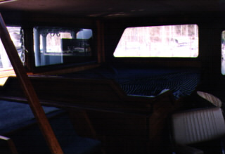 Captain's Berth.jpg (23061 bytes)