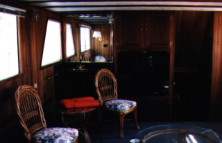 Salon, Bow, Port.jpg (28170 bytes)